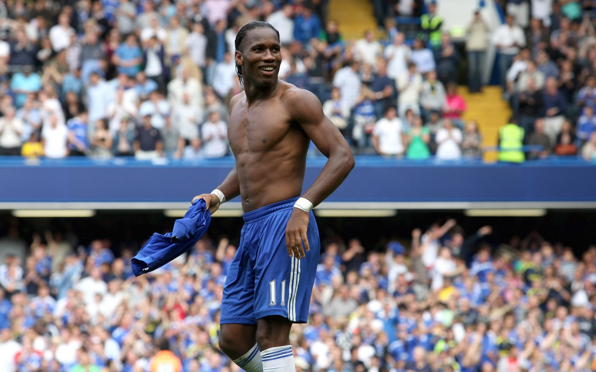 全国室内划船机公开赛 选手在电控屏幕前倾尽全力