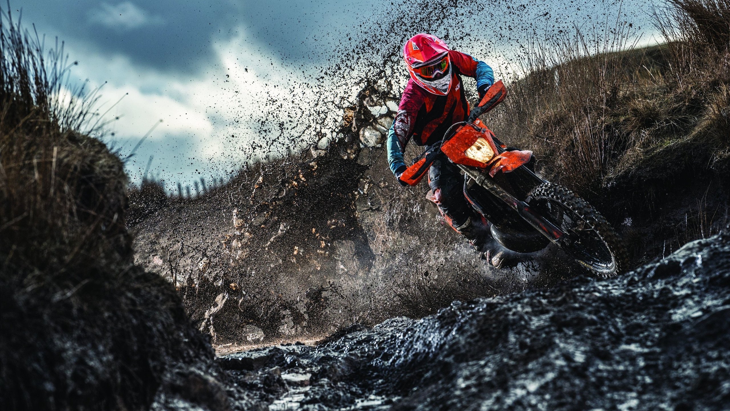 户外拓展“溯溪越障接力赛” 先过水再上岸越障